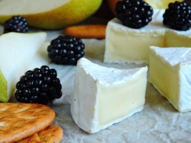 Armut ve böğürtlenli krema..