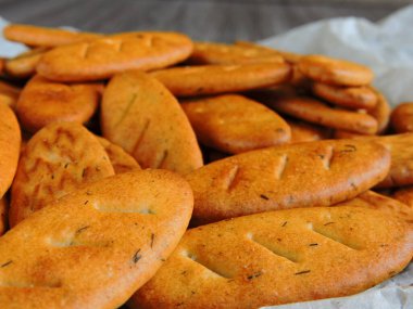 Kağıt üzerinde baget krakerler.