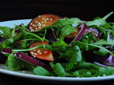 Erikli salata ve roka. Besleyici fitness zayıflatma salatası.