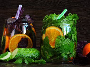 Salatalık ve fesleğenle detoks içeceği. Nane ve portakallı taze detoks içeceği. Portakal, nane, salatalık, fesleğen.