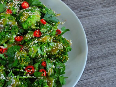 Brokoli, maydanoz, biber ve susamlı yeşil salata. Erkeklerin gücünü arttıran ürünlerden salata..