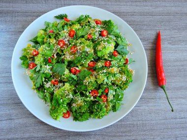 Brokoli, maydanoz, biber ve susamlı yeşil salata. Erkeklerin gücünü arttıran ürünlerden salata..