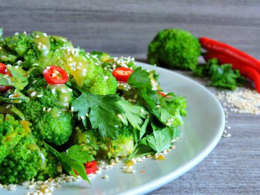 Brokoli, maydanoz, biber ve susamlı yeşil salata. Erkeklerin gücünü arttıran ürünlerden salata..