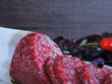 Acı biberli ve mavi fesleğenli salam. Kağıt üzerinde salam.