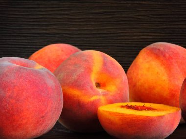 Karanlık bir arka planda bir sürü şeftali. Boşluğu kopyala.