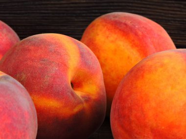 Karanlık bir arka planda bir sürü şeftali. Boşluğu kopyala.