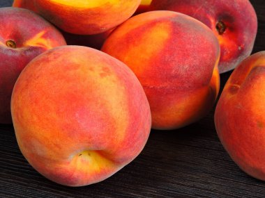 Karanlık bir arka planda bir sürü şeftali. Boşluğu kopyala.