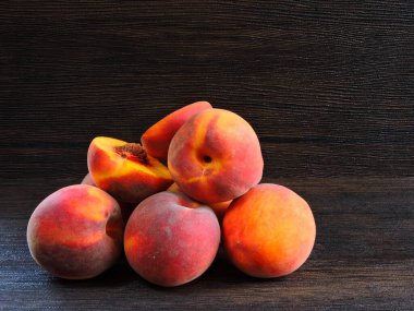 Karanlık bir arka planda bir sürü şeftali. Boşluğu kopyala.