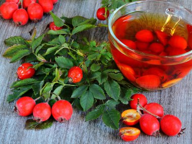 Hawthorn ve köpek gülü. Hawthorn ve Dogrose 'dan sıcak çay.