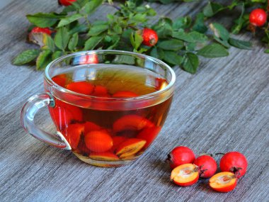 Hawthorn ve köpek gülü. Hawthorn ve Dogrose 'dan sıcak çay.