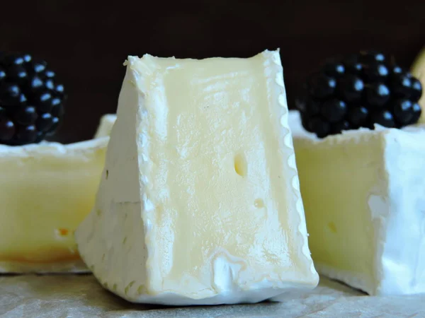 Formaggio Gourmet Camembert Con Bacche — Foto Stock