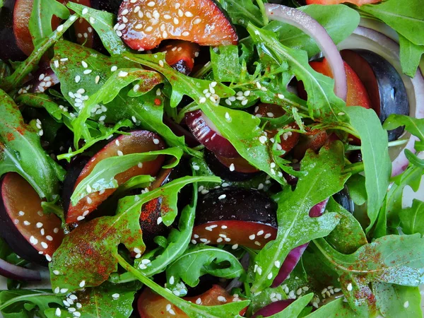 Salat Mit Pflaumen Und Rucola Ernährender Fitness Schlankheitssalat — Stockfoto