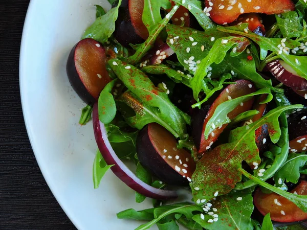 Salat Mit Pflaumen Und Rucola Ernährender Fitness Schlankheitssalat — Stockfoto