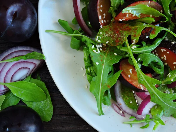 Salada Com Ameixas Rúcula Nutrir Salada Emagrecimento Fitness — Fotografia de Stock