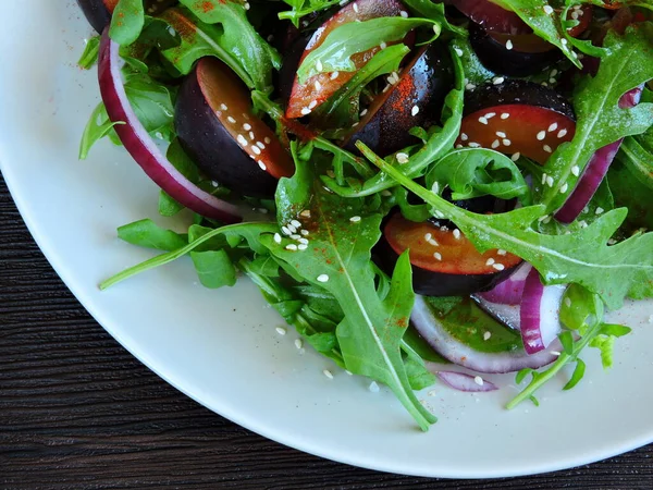 Salade Met Pruimen Rucola Voedende Fitness Afslanksalade — Stockfoto