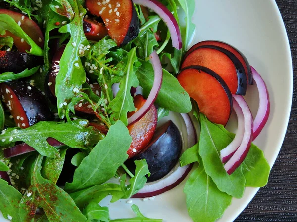 Salade Met Pruimen Rucola Voedende Fitness Afslanksalade — Stockfoto
