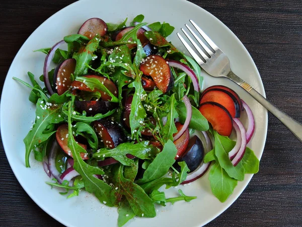 Salade Met Pruimen Rucola Voedende Fitness Afslanksalade — Stockfoto