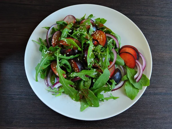 Salada Com Ameixas Rúcula Nutrir Salada Emagrecimento Fitness — Fotografia de Stock