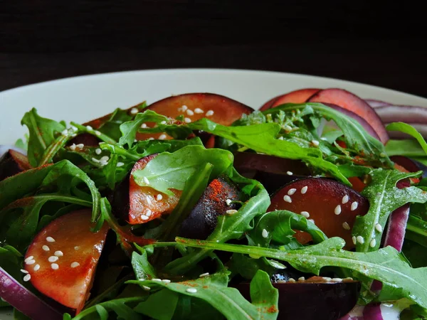 Sallad Med Plommon Och Ruccola Närande Fitnessbantning Sallad — Stockfoto