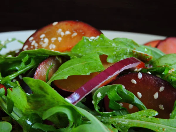 Salada Com Ameixas Rúcula Nutrir Salada Emagrecimento Fitness — Fotografia de Stock