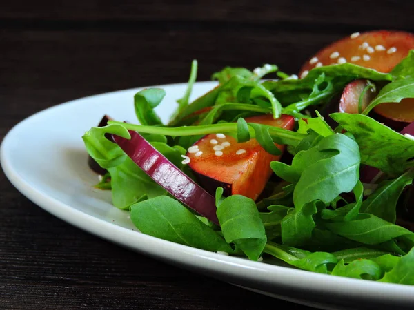 Salada Com Ameixas Rúcula Nutrir Salada Emagrecimento Fitness — Fotografia de Stock