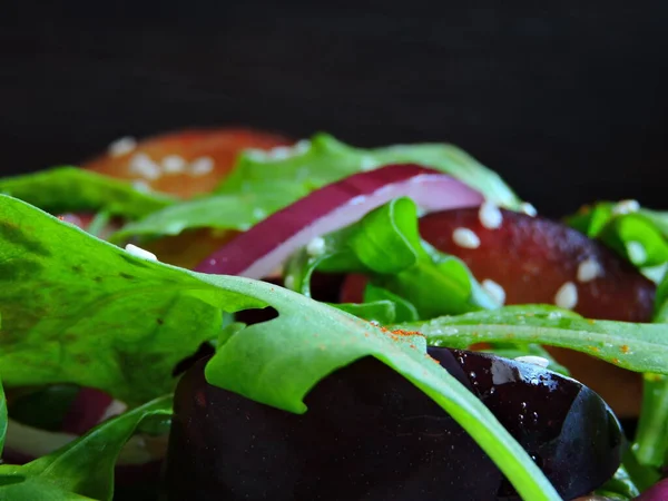 Salat Mit Pflaumen Und Rucola Ernährender Fitness Schlankheitssalat — Stockfoto