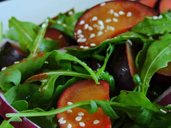 Ensalada Con Ciruelas Rúcula Ensalada Nutritiva Para Adelgazar Fitness —  Fotos de Stock