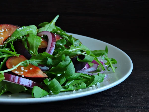 Salada Com Ameixas Rúcula Nutrir Salada Emagrecimento Fitness — Fotografia de Stock