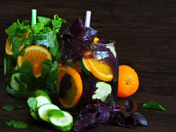 Detoxikační Nápoj Okurkou Bazalkou Čerstvý Detoxikační Nápoj Mátou Pomerančem Pomeranč — Stock fotografie