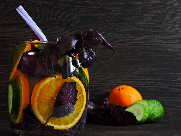 Bebida Fresca Desintoxicación Con Albahaca Naranja Menta Pepino Albahaca — Foto de Stock