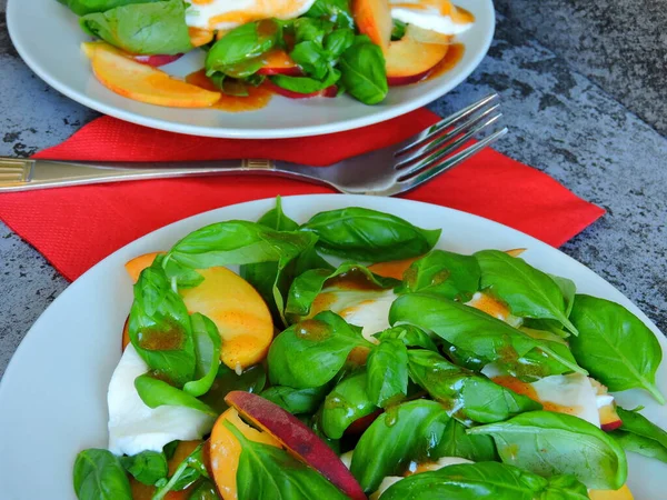 Salade Caprese Fraîche Colorée Avec Sauce Pêche Pêche Délicieuse Salade — Photo