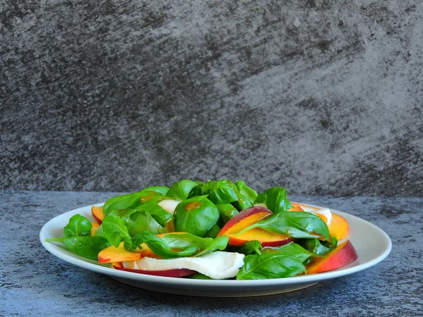 Frischer Und Bunter Caprese Salat Mit Pfirsich Pfirsich Sauce Köstlicher — Stockfoto