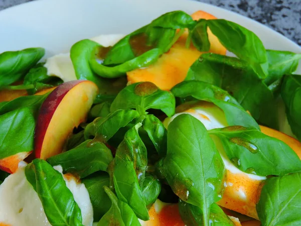 Salada Caprese Fresca Colorida Com Molho Pêssego Pêssego Salada Fitness — Fotografia de Stock