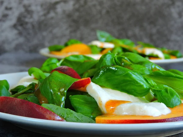 Salada Caprese Fresca Colorida Com Molho Pêssego Pêssego Salada Fitness — Fotografia de Stock