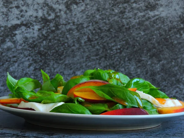 Salada Caprese Fresca Colorida Com Molho Pêssego Pêssego Salada Fitness — Fotografia de Stock