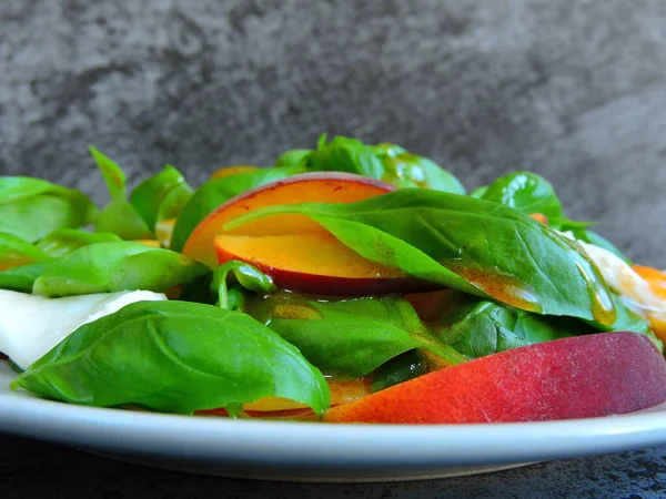 Frischer Und Bunter Caprese Salat Mit Pfirsich Pfirsich Sauce Köstlicher — Stockfoto