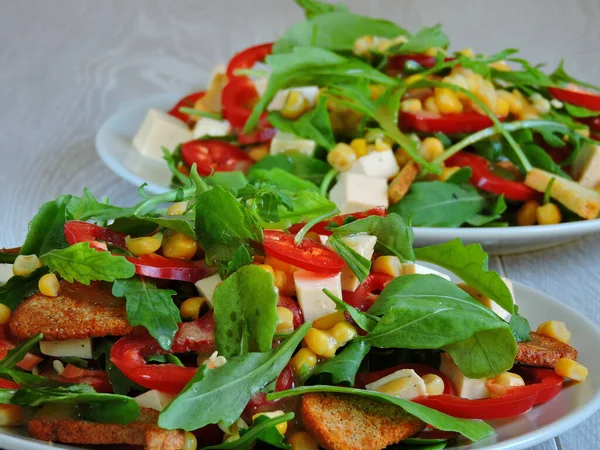 Dois Pratos Com Salada Vegetariana Arugula Milho Pimenta Queijo Salada — Fotografia de Stock
