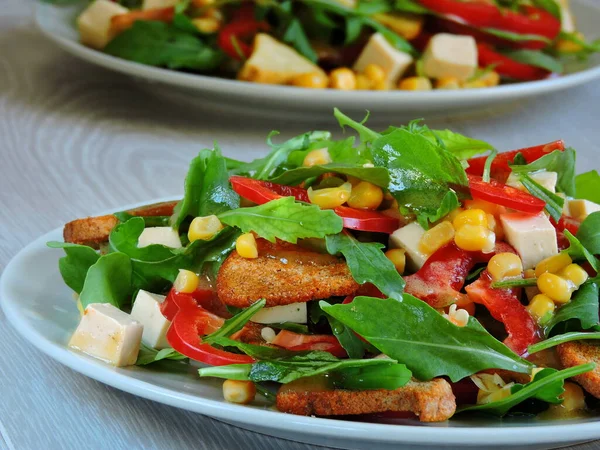 Dois Pratos Com Salada Vegetariana Arugula Milho Pimenta Queijo Salada — Fotografia de Stock