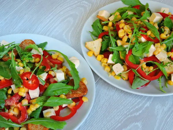 Dois Pratos Com Salada Vegetariana Arugula Milho Pimenta Queijo Salada — Fotografia de Stock