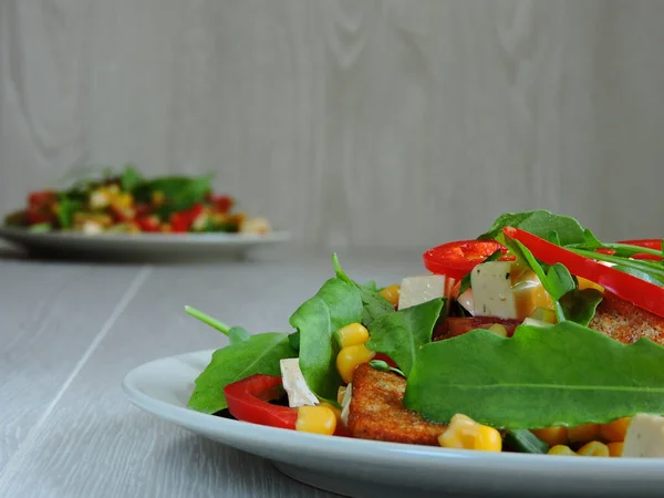 Deux Assiettes Avec Une Salade Végétarienne Fromage Poivre Maïs Roquette — Photo