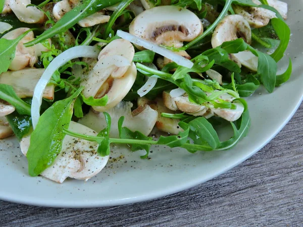 Salaatti Sieniä Arugula Lautasella — kuvapankkivalokuva