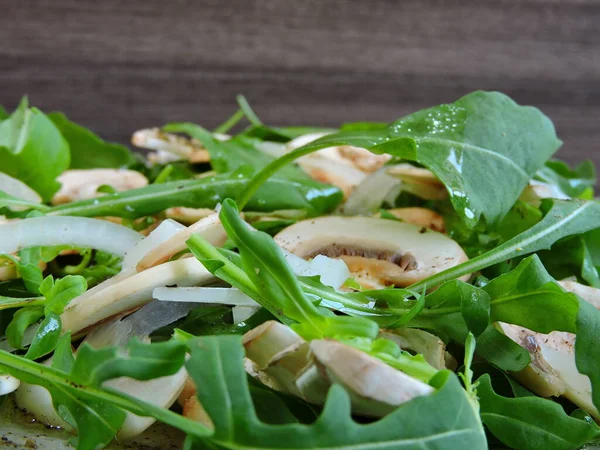 Ensalada Con Champiñones Rúcula Plato —  Fotos de Stock