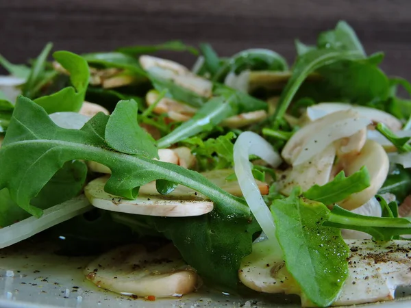 Salat Mit Pilzen Und Rucola Teller — Stockfoto