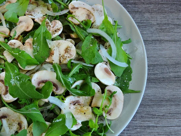 Ensalada Con Champiñones Rúcula Plato —  Fotos de Stock