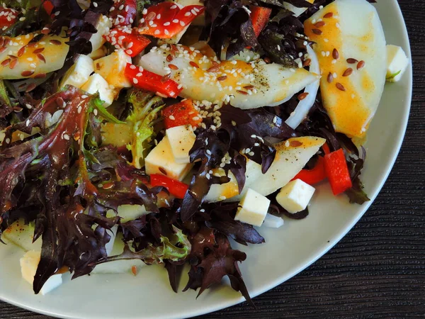 Träningssallad Med Melon Friseesallad Melon Och Röd Paprika — Stockfoto