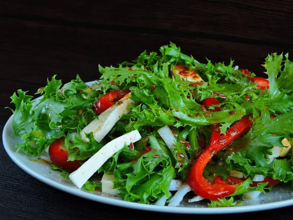 Salade Fitness Avec Tofu Poivron Rouge Une Salade Frise Saupoudrée — Photo