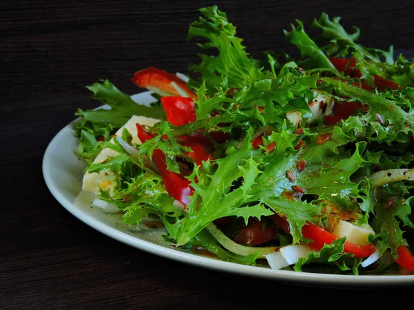 Salada Fitness Com Tofu Pimenta Vermelha Uma Salada Friso Polvilhada — Fotografia de Stock