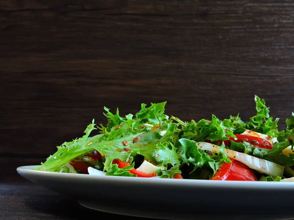 Salada Fitness Com Tofu Pimenta Vermelha Uma Salada Friso Polvilhada — Fotografia de Stock