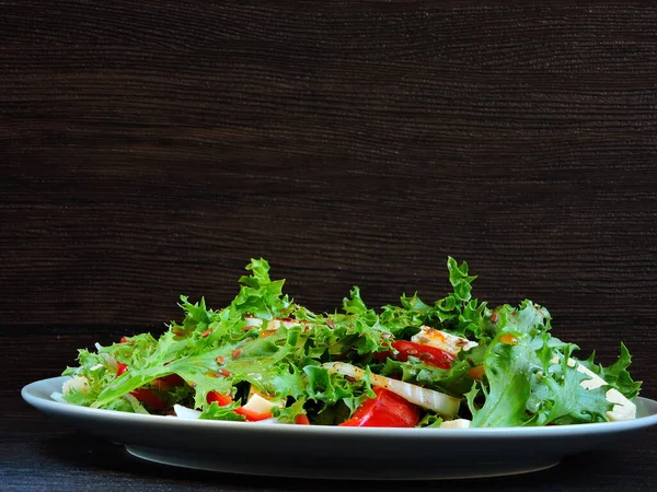 豆腐とフィットネスサラダ 赤唐辛子とフリーズサラダ 亜麻の種子を振りかけた 健康的な食事の概念 — ストック写真