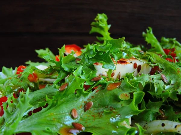 Fitness Salat Mit Tofu Paprika Und Friesensalat Bestreut Mit Leinsamen — Stockfoto